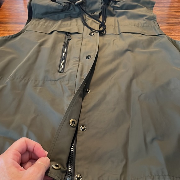 Jones New York Tech Active Vest With hidden hood in collar - Picture 8 of 9